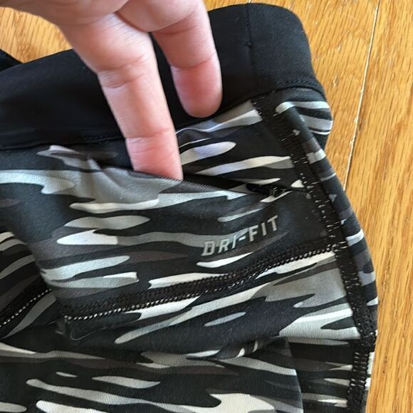 Nike Pro Athletic Grey Camo Capri Leggings Size Large - Picture 9 of 9
